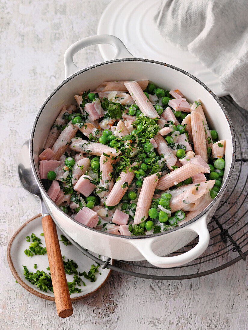 One-Pot-Schinkennudeln mit Erbsen und Kräutern