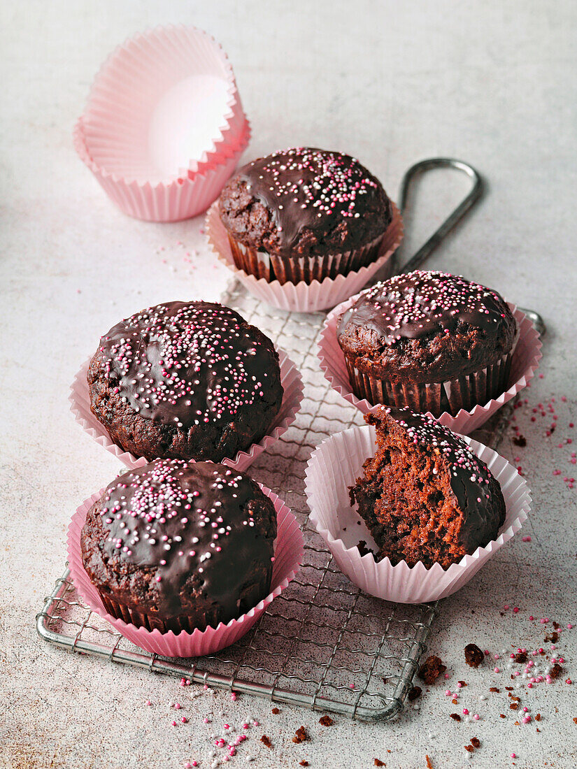 Schokoladenmuffins mit Zuckerstreuseln