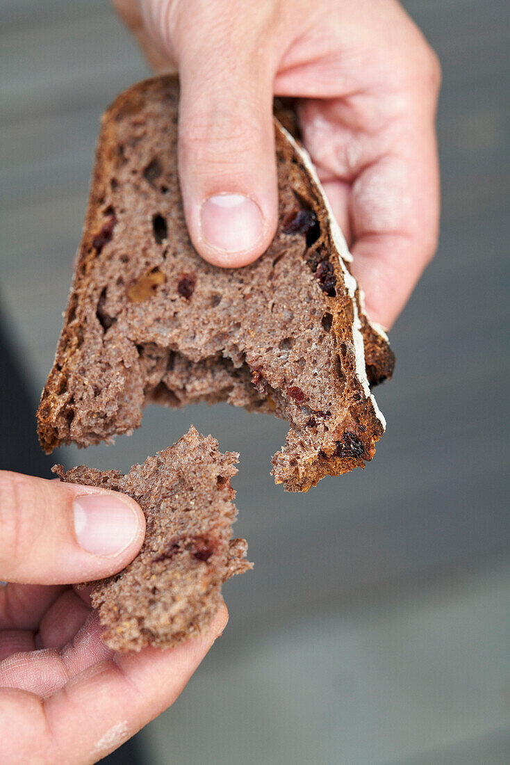 Dunkles Vollkornbrot mit Trockenfrüchten