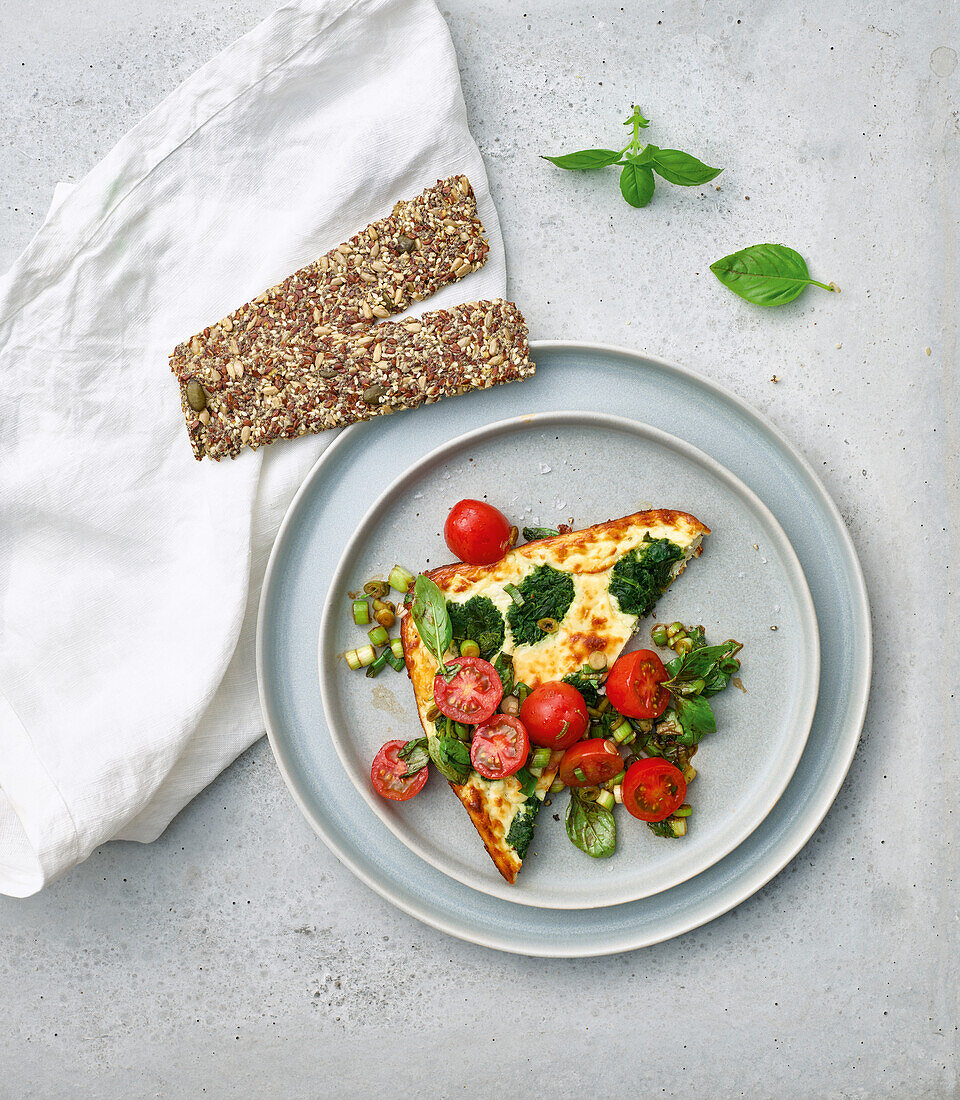 Ricotta-Spinat-Auflauf mit Tomatensalat