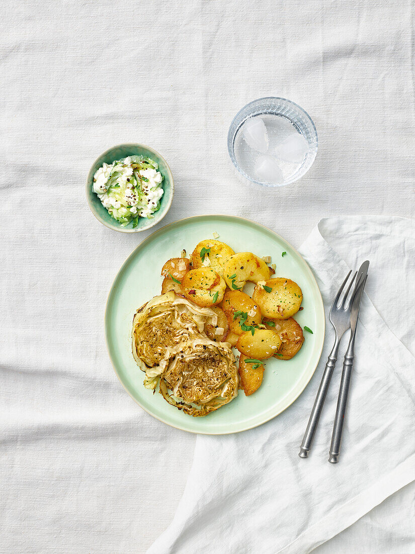 Spitzkohlsteaks mit Bratkartoffeln und Kräuterquark