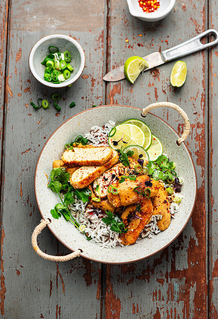 Veganes Kokosmilch-Curry mit knusprigem Tofu