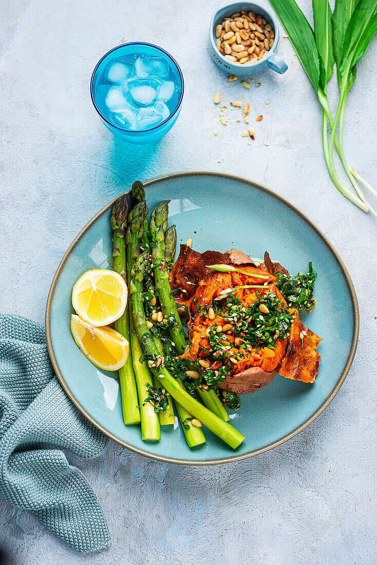 Süßkartoffel-Kumpir mit Spargel und Bärlauch-Gremolata