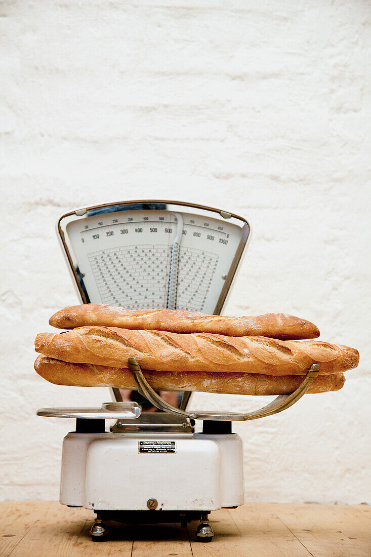 Baguettes auf Küchenwaage