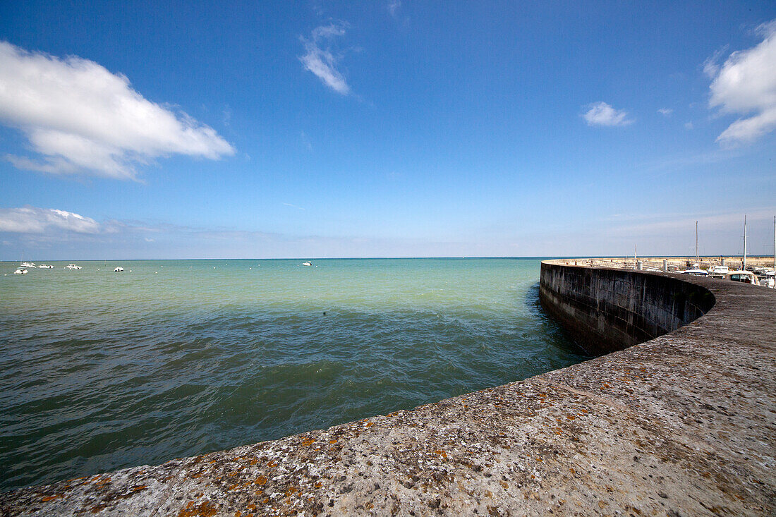 Île de Ré, view of the sea from the quay wall