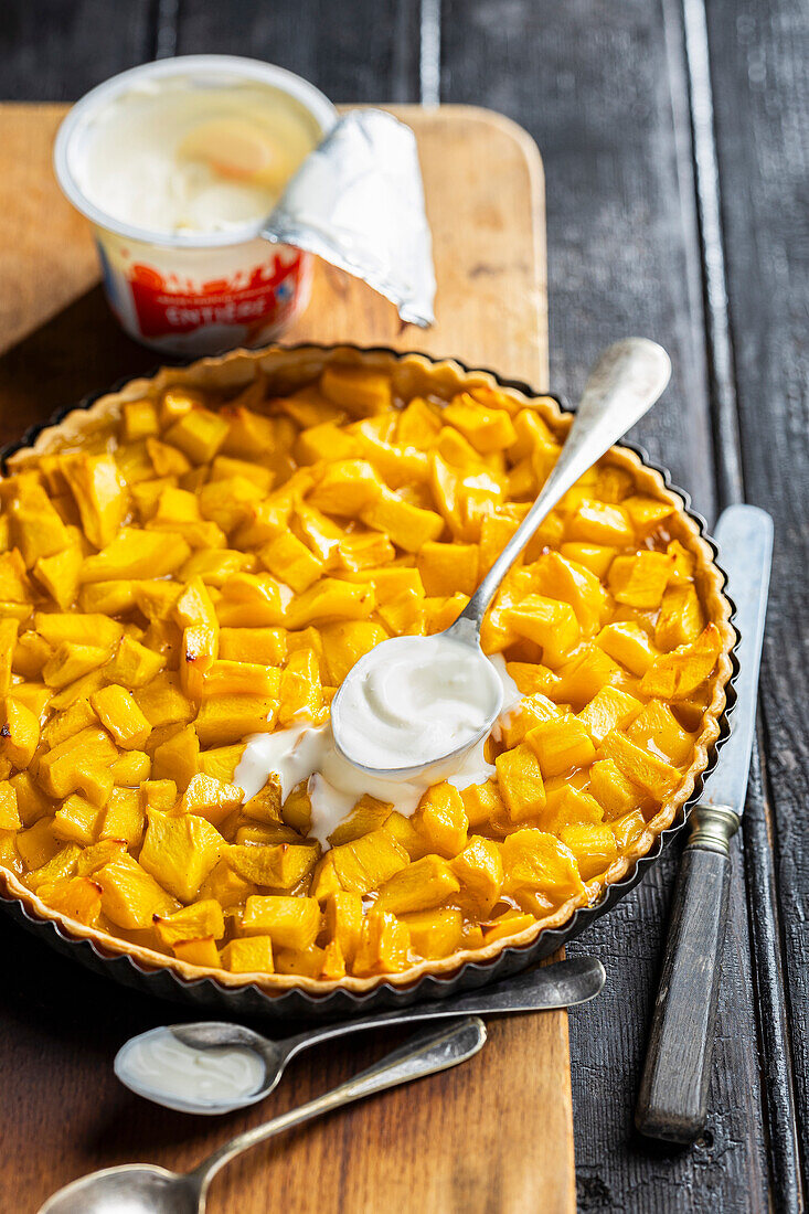 Mango tart with cream