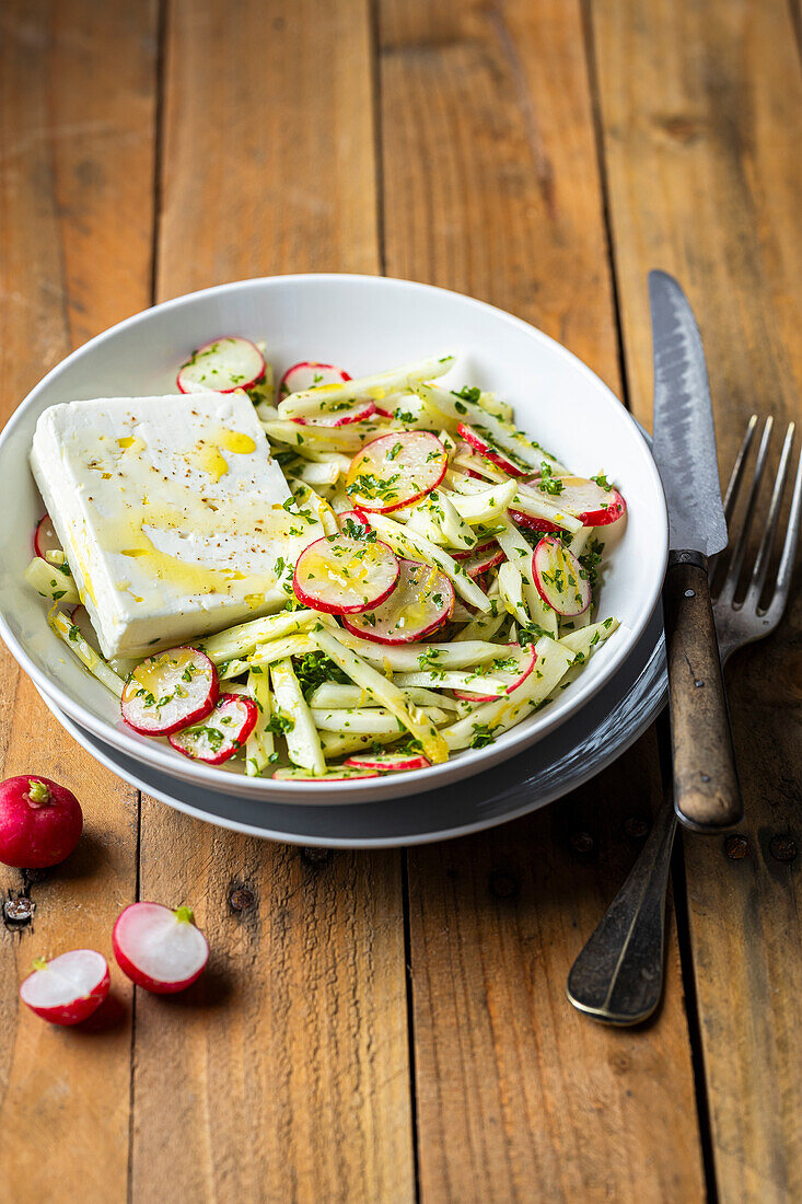 Fenchelsalat mit Radieschen und Feta