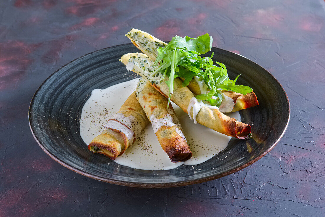 Filled crêpes with rocket and cheese