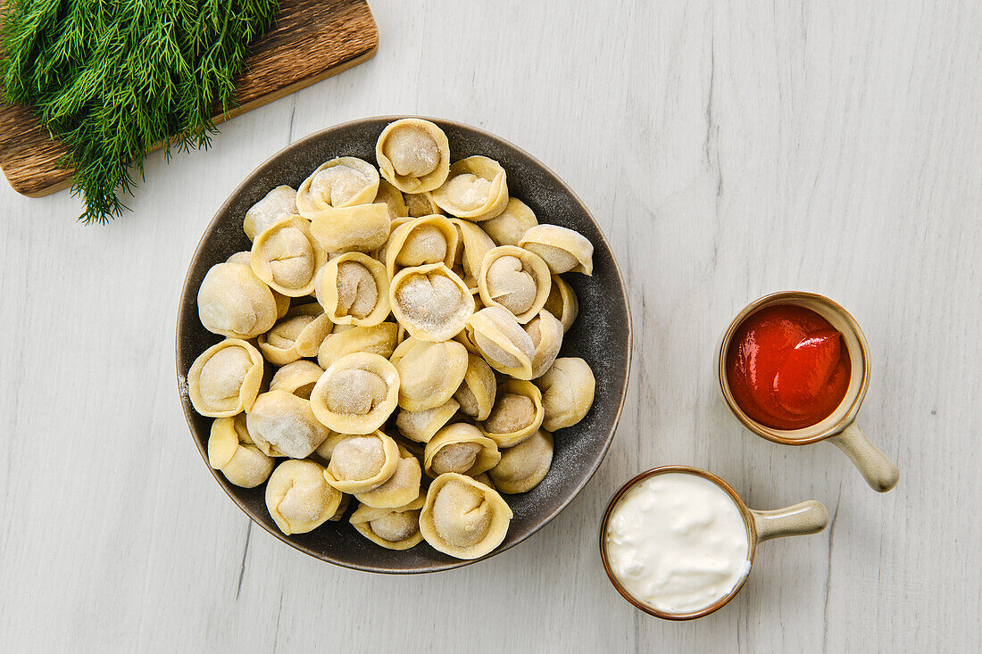 Pelmeni mit Sauerrahm und Ketchup