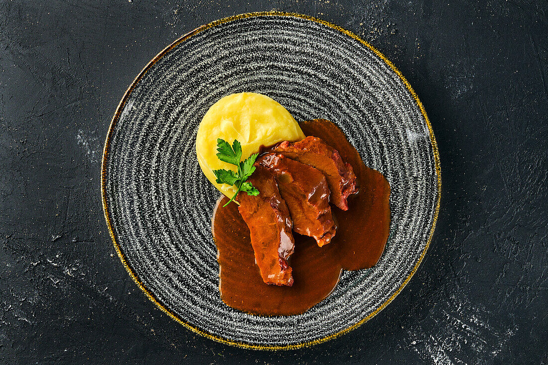 Rinderbraten mit Rotweinsauce und Kartoffelpüree