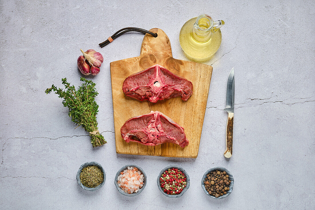 Rohe Hirschrückensteaks mit Gewürzen und Kräutern