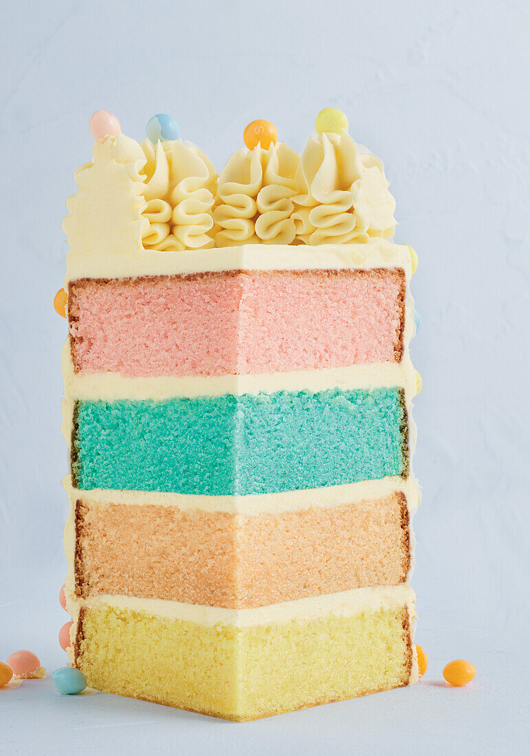 Regenbogenschichttorte mit Buttercreme