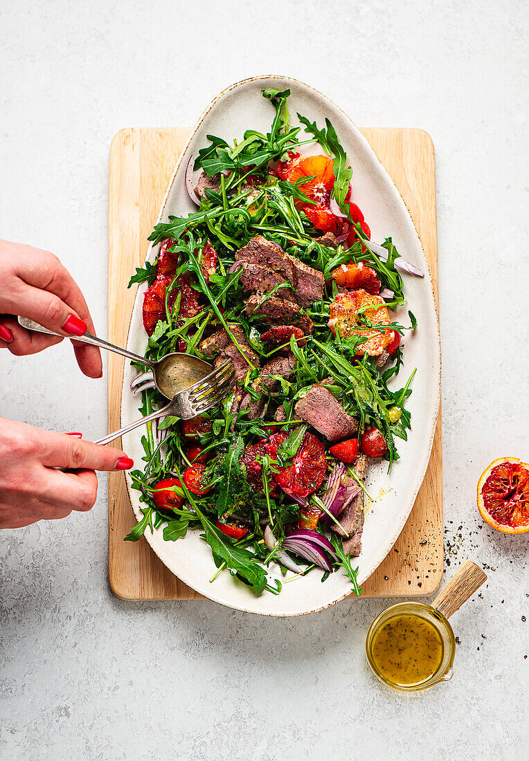 Gegrillter Lammlachs auf Blutorangensalat