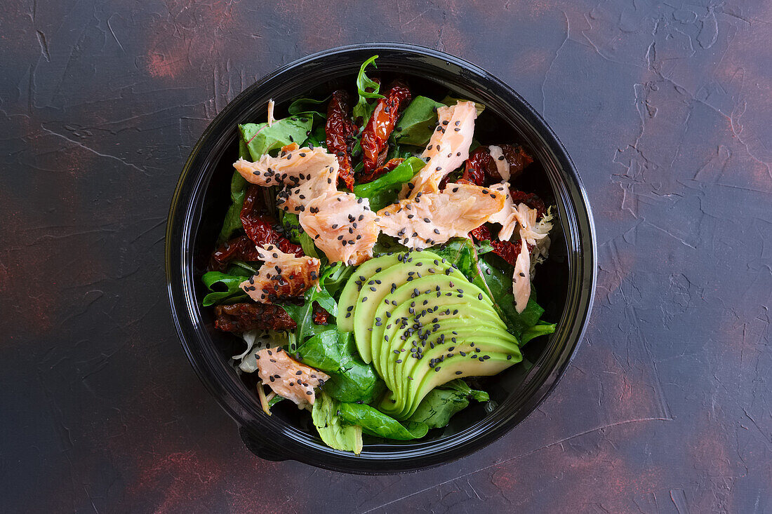 Lachs-Avocado-Salat mit getrockneten Tomaten