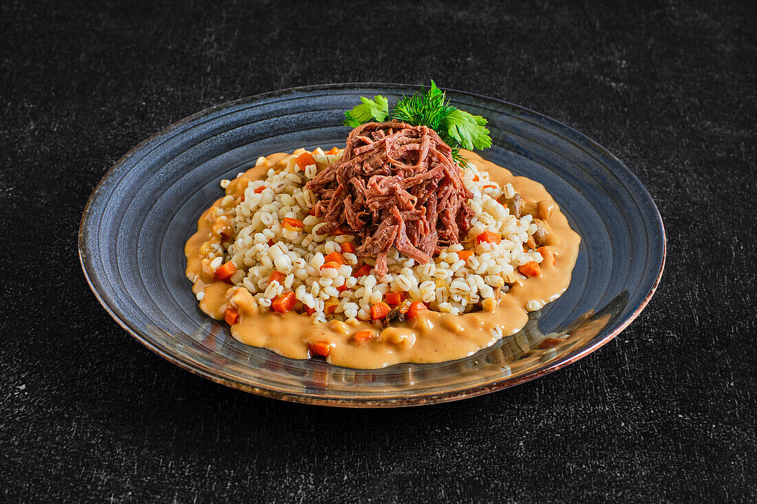 Pulled Beef mit Graupen und cremiger Sauce