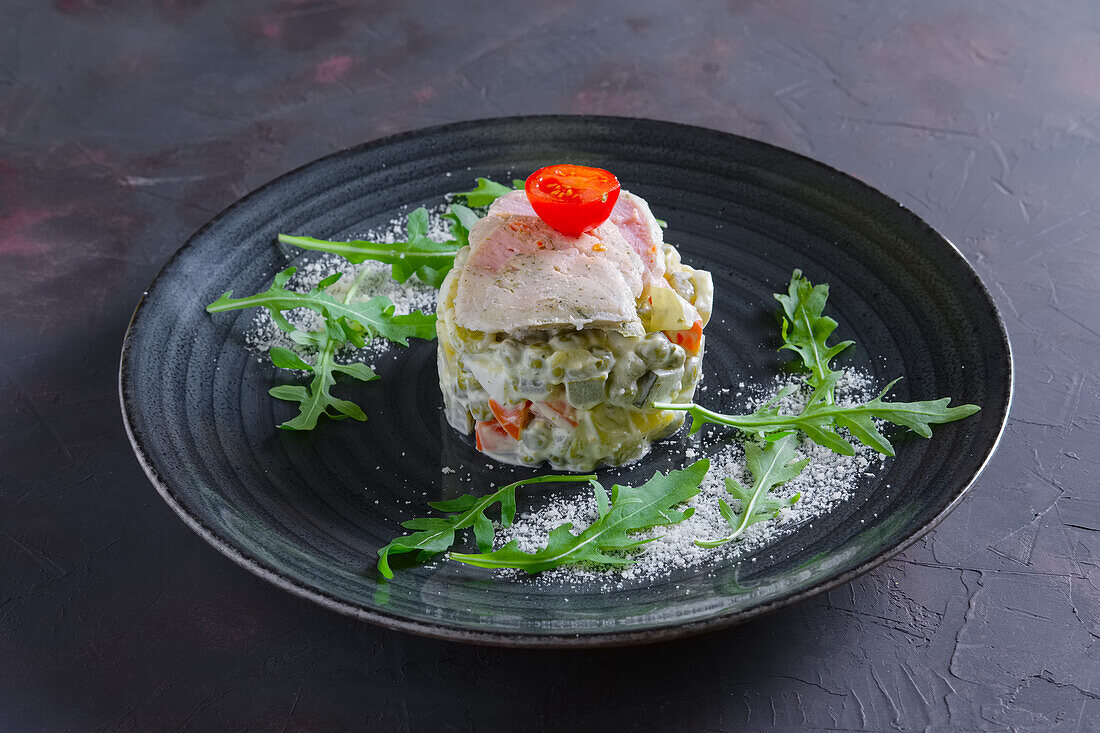 Oliviersalat mit Putenbrust und Rucola