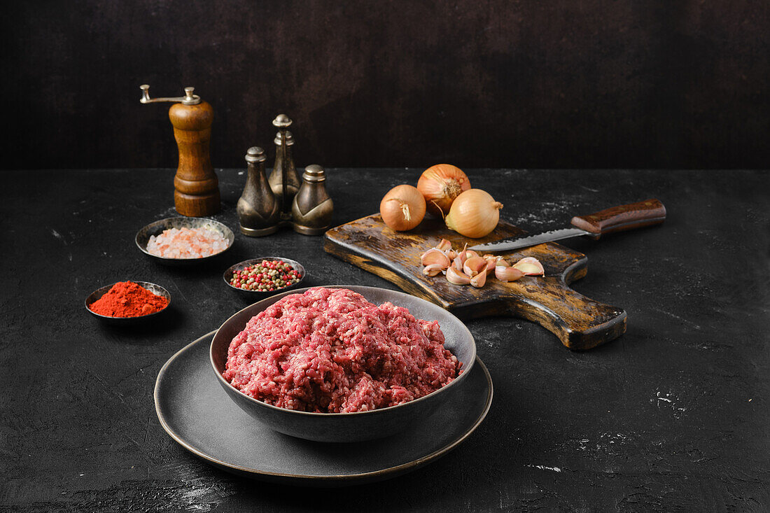 Rohes Rinderhackfleisch mit Zwiebeln und Gewürzen