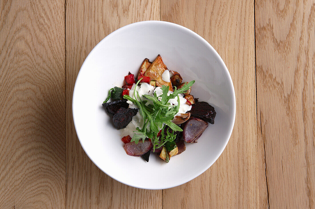 Salat mit Rote-Bete, Zwiebeln und Tomaten