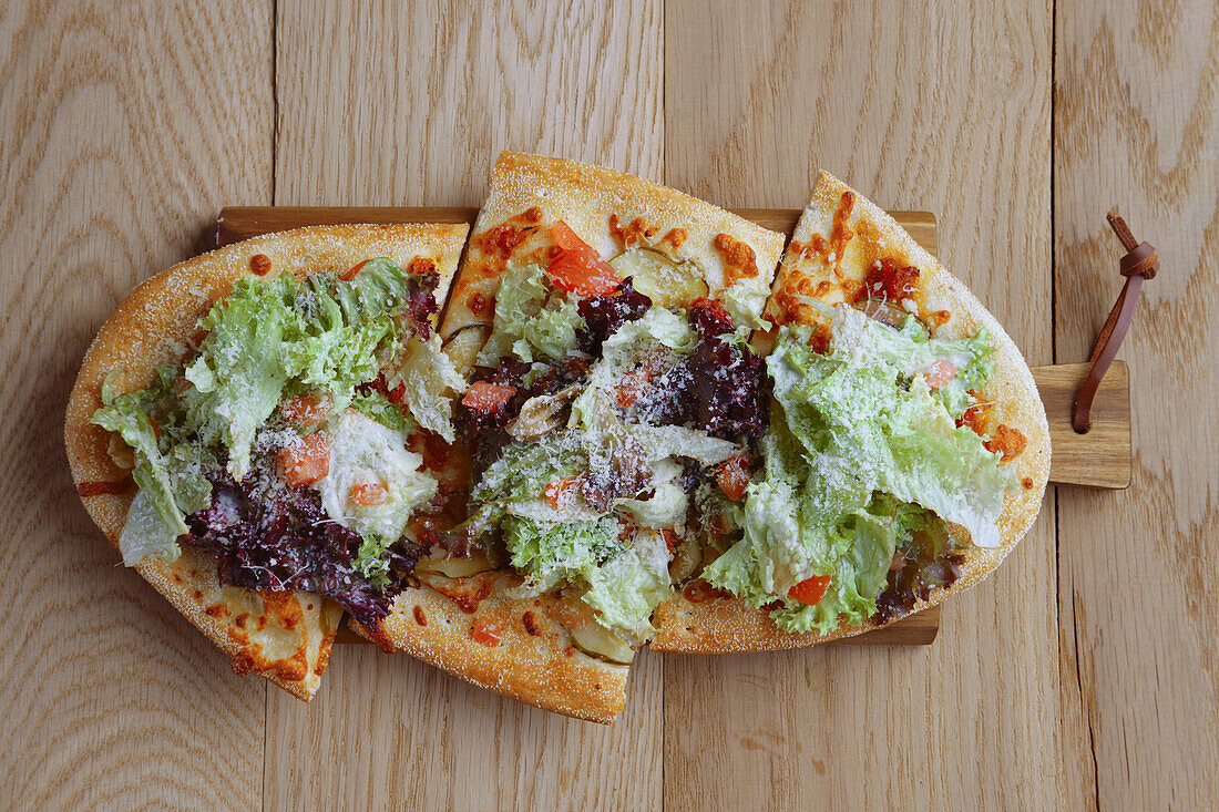 Focaccia mit Salat, Tomaten und Parmesan