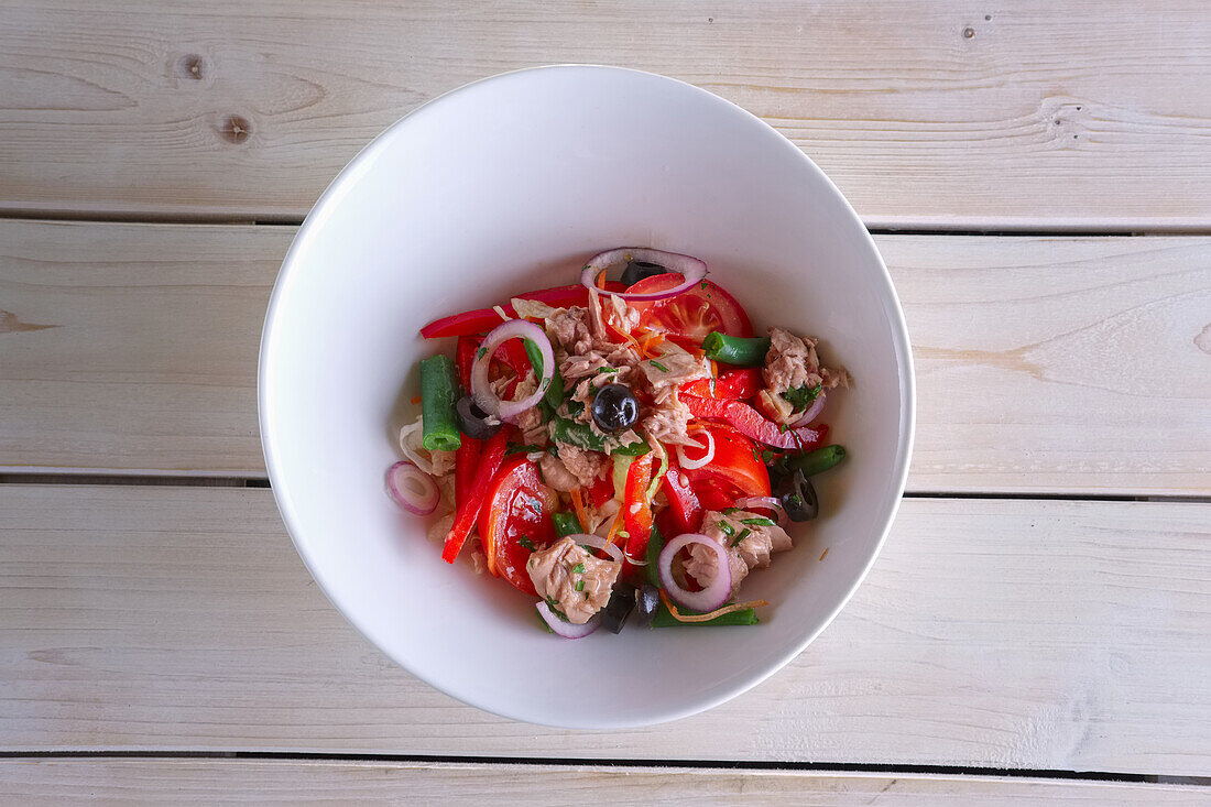 Salat mit Thunfisch, Paprika, Tomaten und Gurke