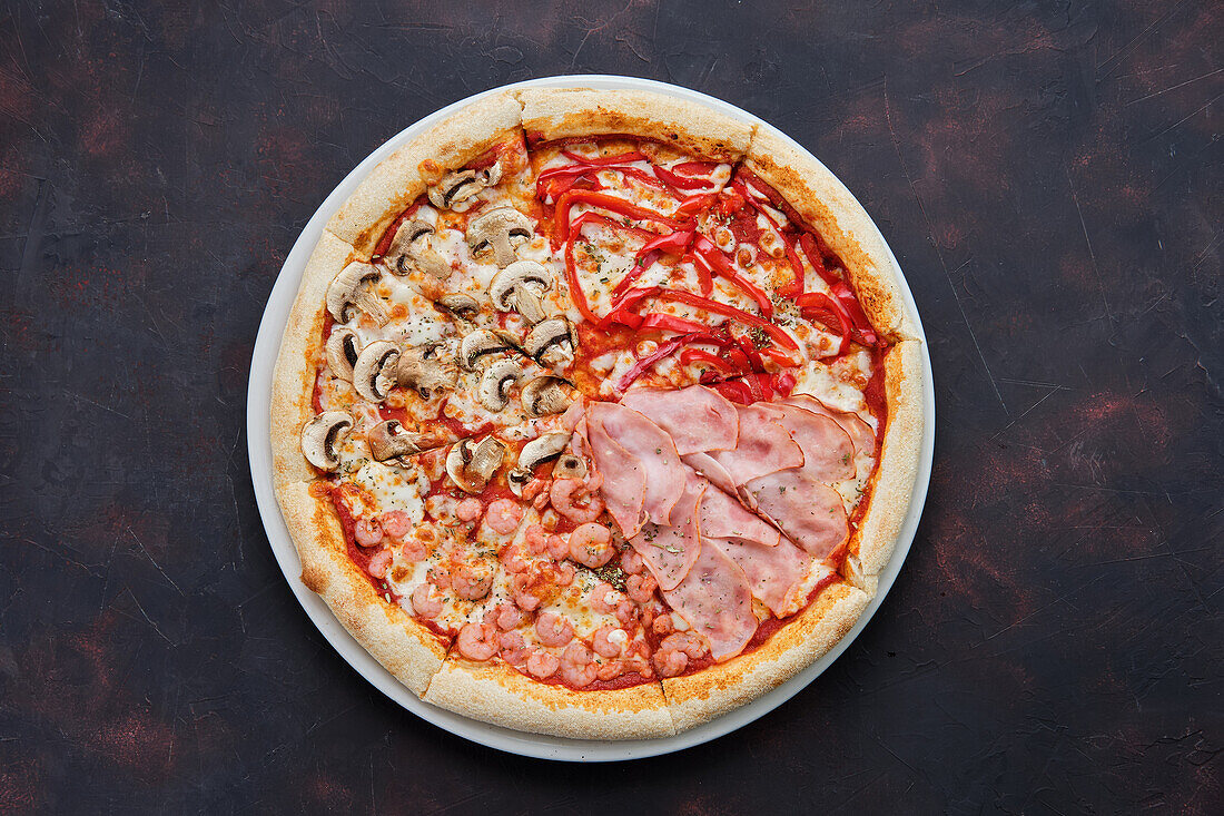 Pizza Quattro Stagioni mit Champignons, Paprika, Garnelen und Schinken