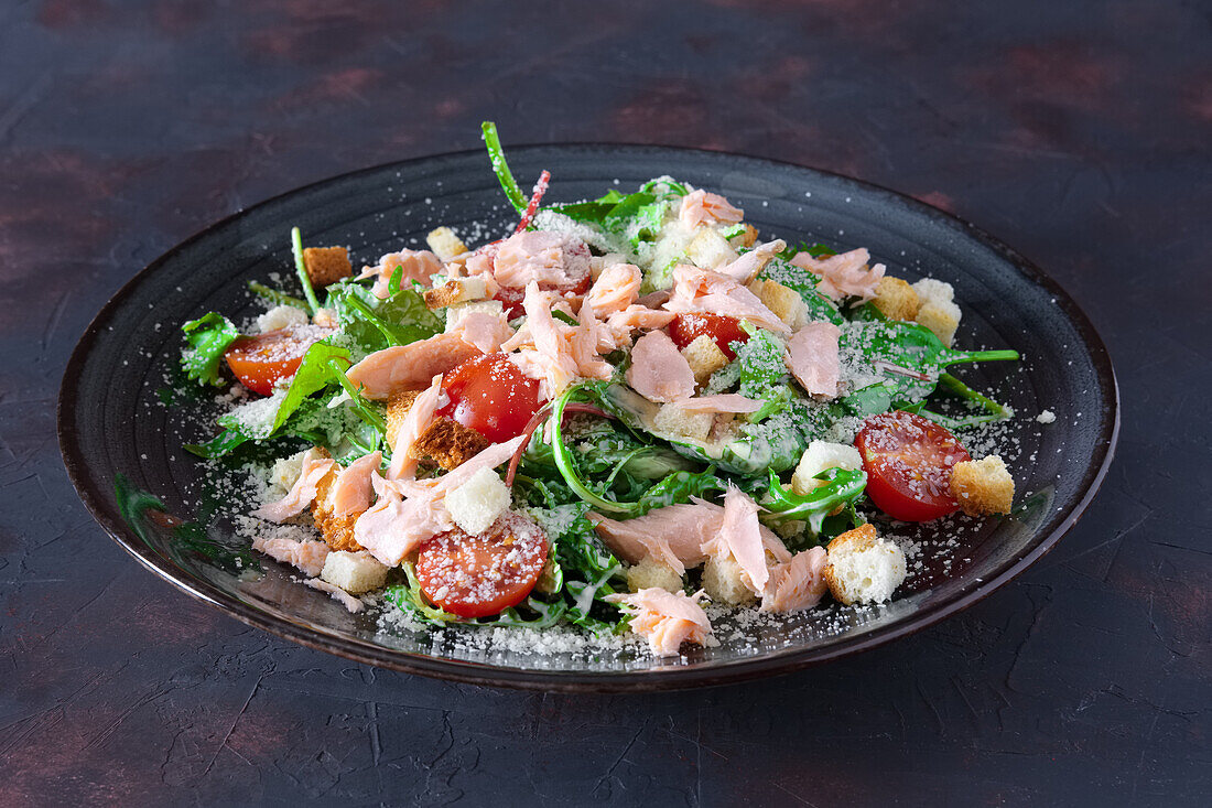 Smoked salmon salad with rocket, chard and cherry tomatoes