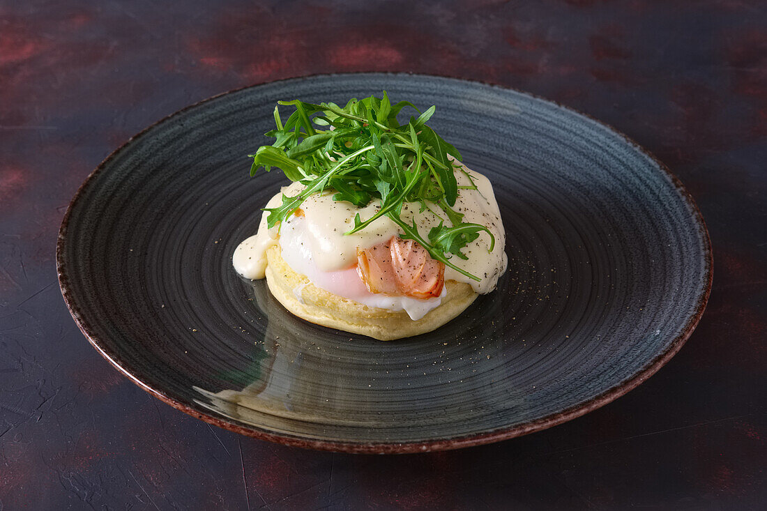 Sandwich with poached egg, smoked salmon and rocket salad