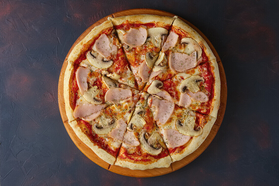 Pizza mit Schinken und Champignons