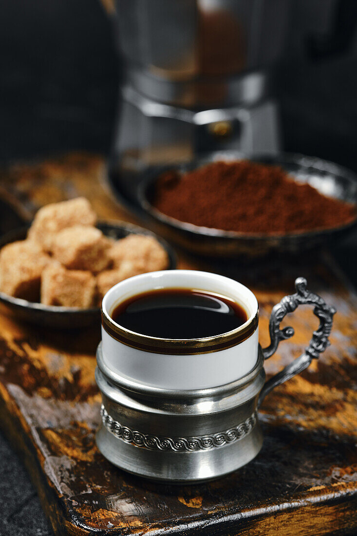 Espresso in Tasse mit braunem Zucker