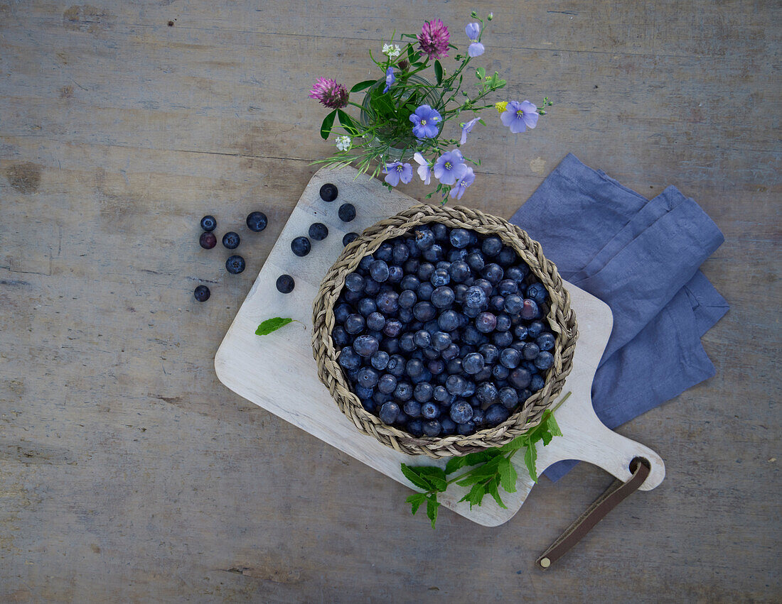 Korb mit frischen Blaubeeren