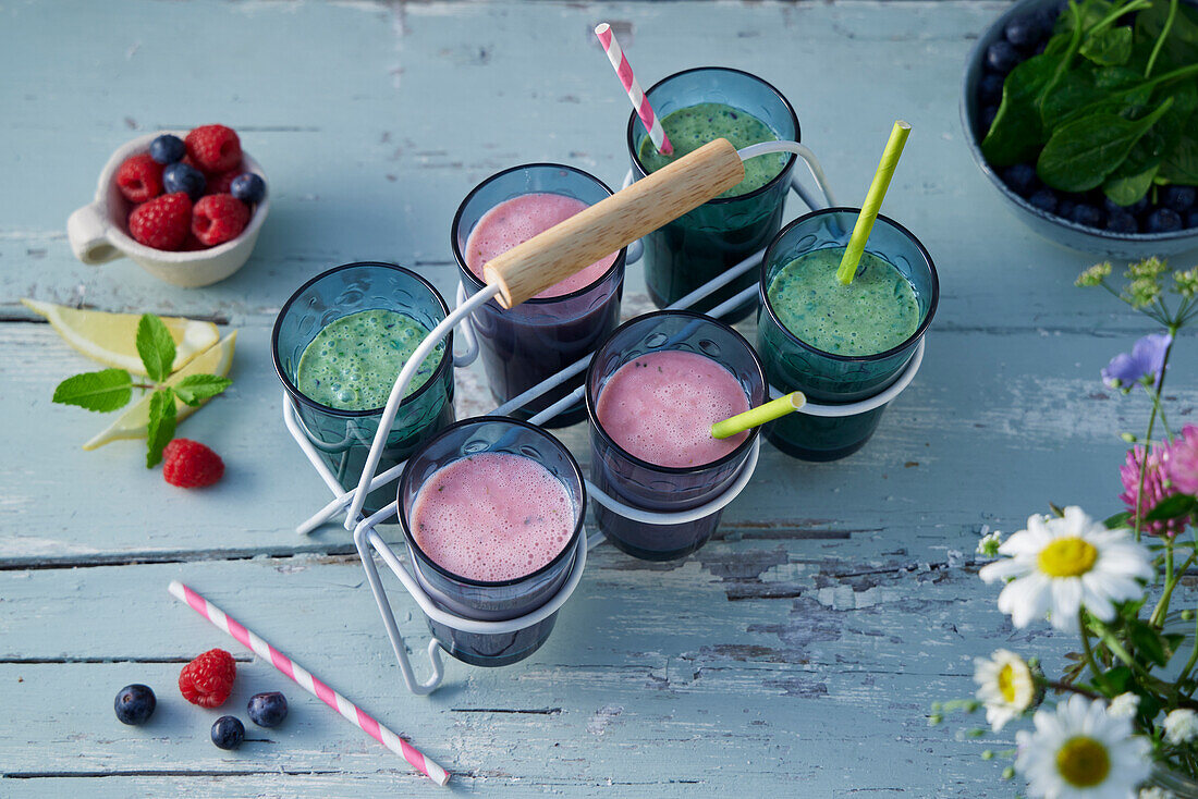 Smoothies mit Spinat und Beeren