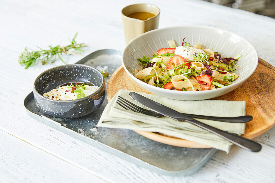 Erdbeer-Spargel-Salat mit Burrata und Rhabarber-Vinaigrette