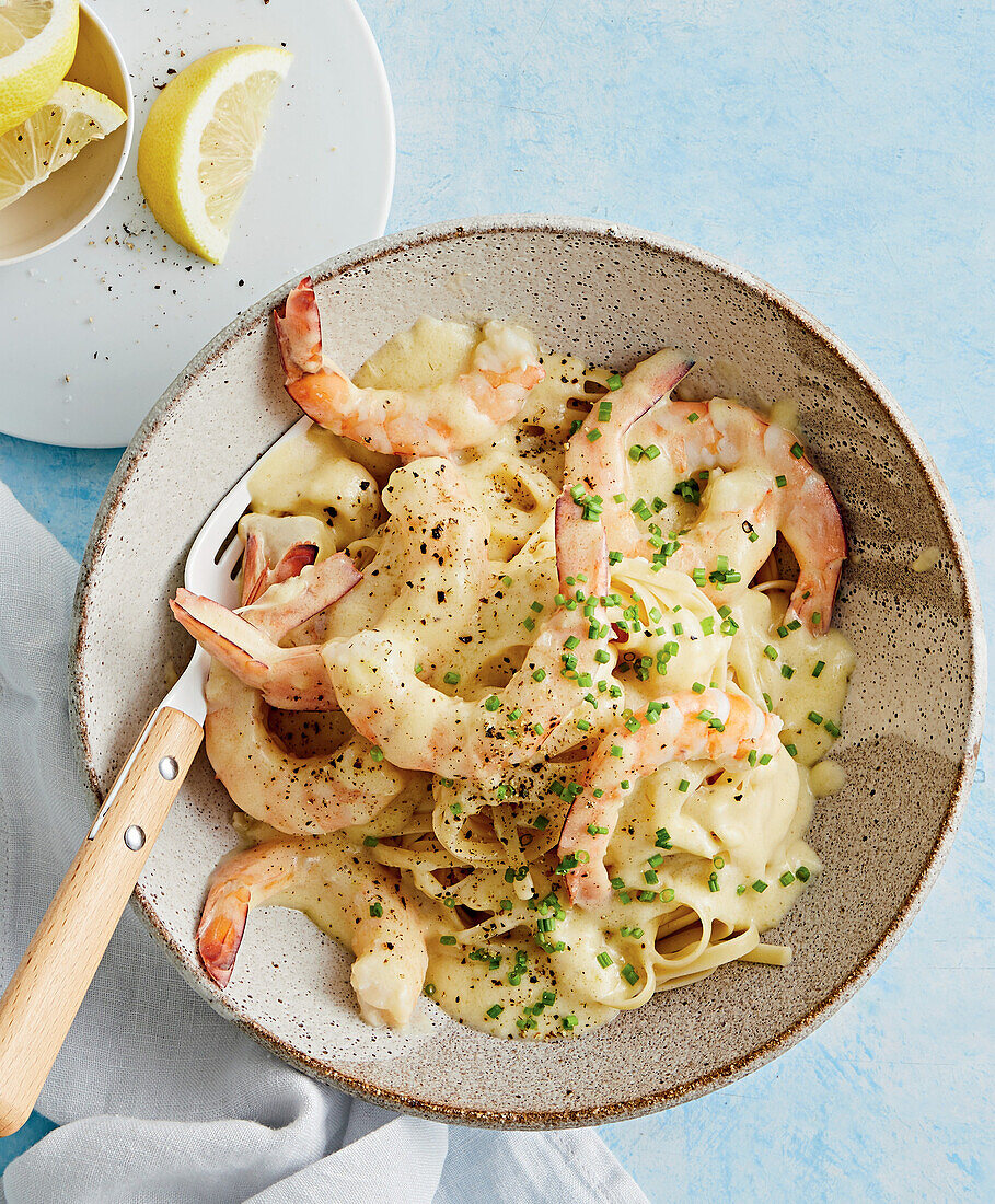 Spaghetti Alfredo with prawns and chives