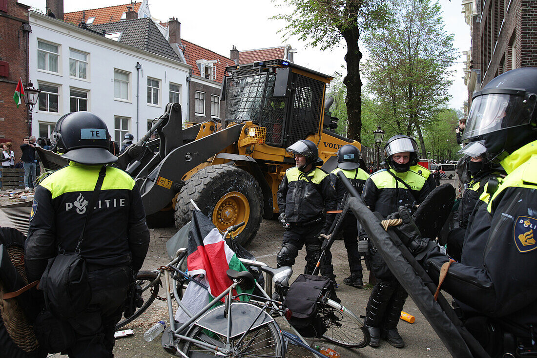 Niederländische Anti-Riot-Polizei durchbricht Barrikaden, die von pro-palästinensischen Studenten errichtet wurden, die gegen den anhaltenden Konflikt zwischen Israel und den Palästinensern an der Universität von Amsterdam protestieren, am 8. Mai 2023 in Amsterdam, Niederlande.