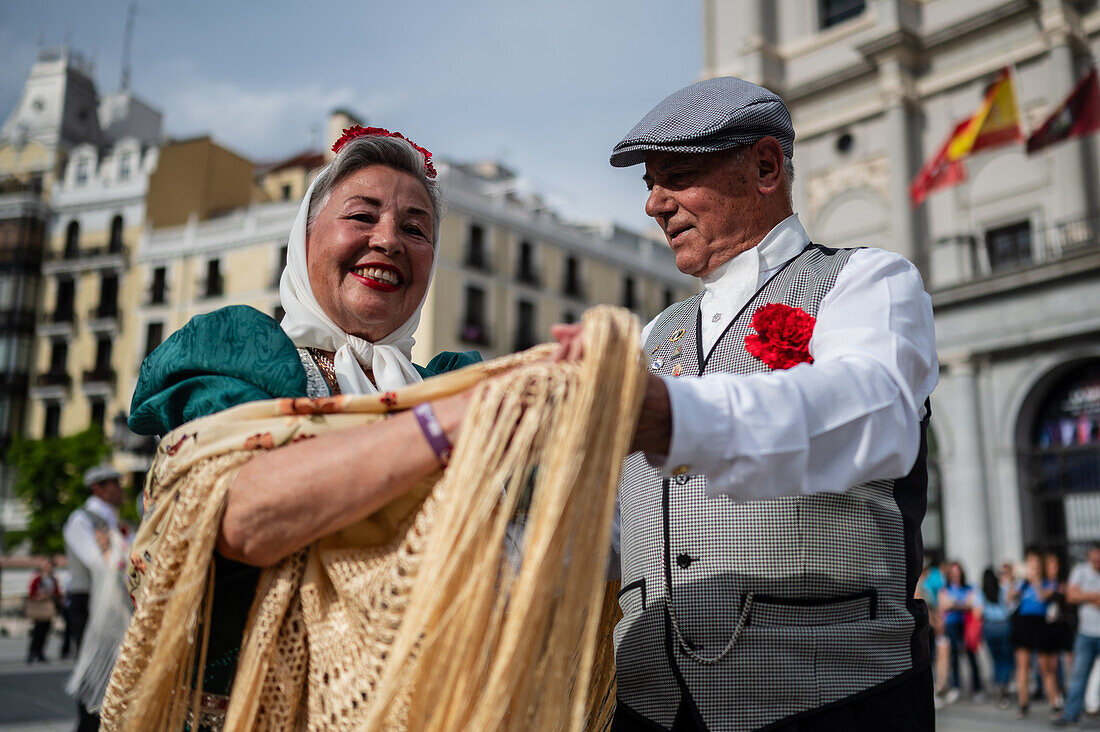 Ältere Tänzerinnen und Tänzer tanzen die traditionellen Chotis während der San-Isidro-Feierlichkeiten in Madrid, Spanien