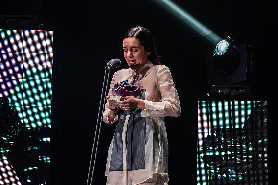 Valeria Castro, Gewinnerin der Preise für den besten Nachwuchskünstler und das beste Roots-Musik-Album bei den MIN Independent Music Awards 2024, Saragossa, Spanien