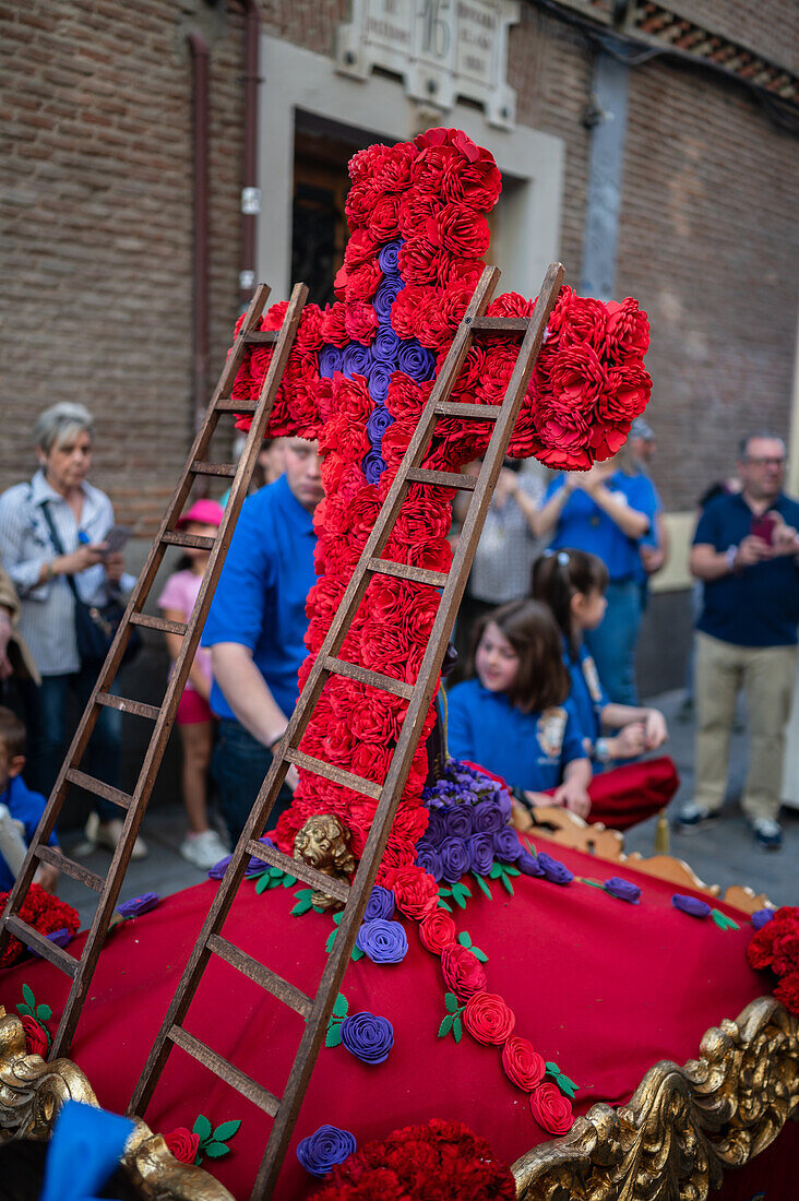 Zehnte Abfahrt des Cruz de Mayo, der Maikreuzprozession der Bruderschaft Jesus el Pobre, Madrid, Spanien.