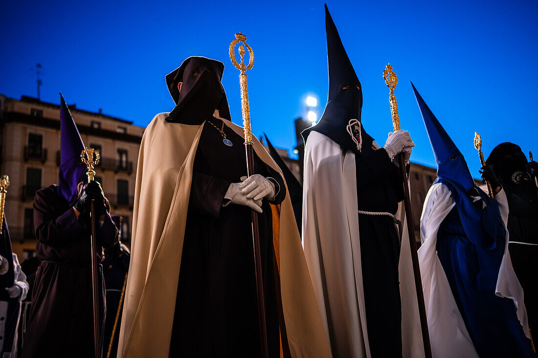 Prozession zur Verkündigung der Karwoche, die den Beginn der neun Tage der Passion auf der Plaza del Pilar in Zaragoza, Spanien, symbolisiert