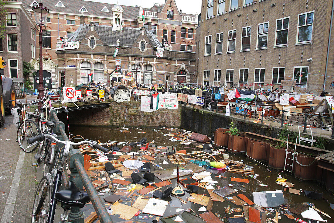 Dutch anti-riot police break through barricades set by students pro-Palestinian protest against the ongoing conflict Israel and the Palestinian at the University of Amsterdam on May 8, 2023 in Amsterdam,Netherlands.