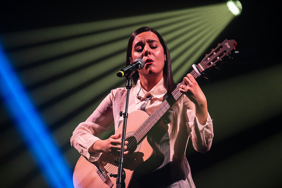 Valeria Castro, Gewinnerin der Preise für den besten Nachwuchskünstler und das beste Roots-Musik-Album, tritt live bei den MIN Independent Music Awards 2024 in Zaragoza, Spanien, auf.