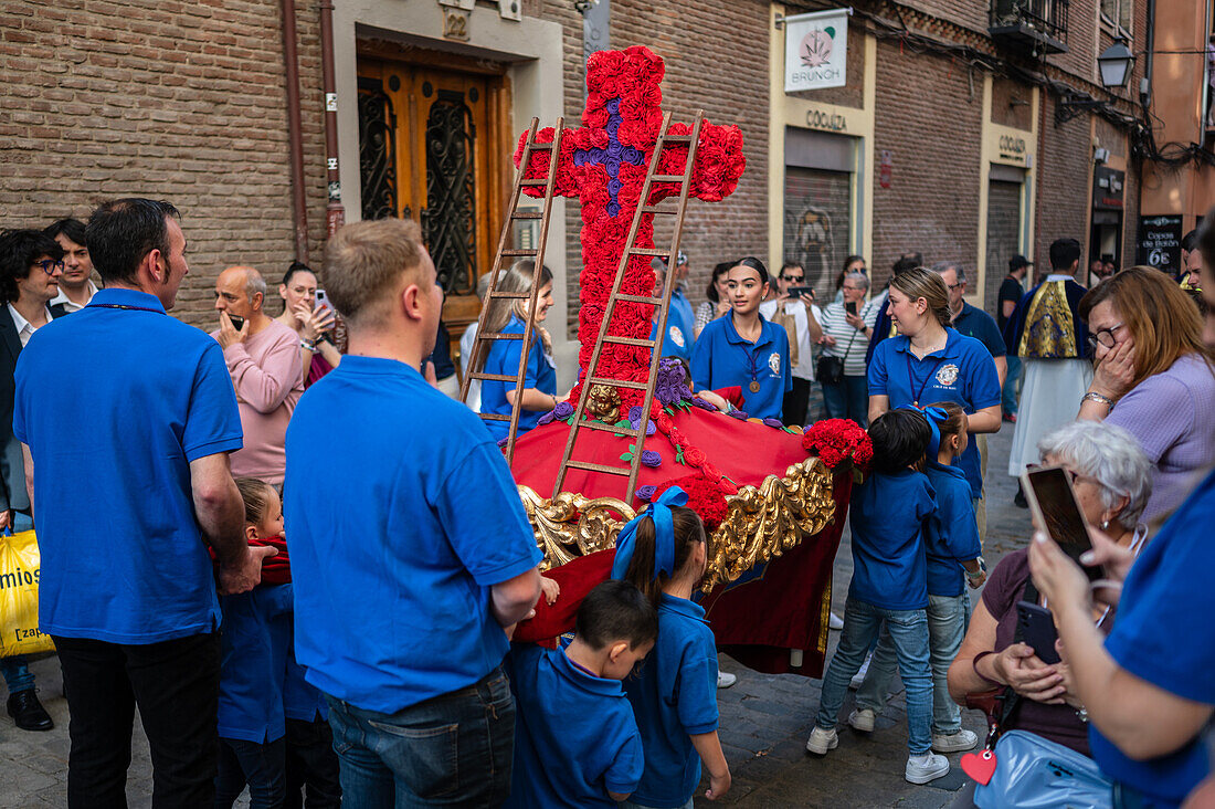 Zehnte Abfahrt des Cruz de Mayo, der Maikreuzprozession der Bruderschaft Jesus el Pobre, Madrid, Spanien.