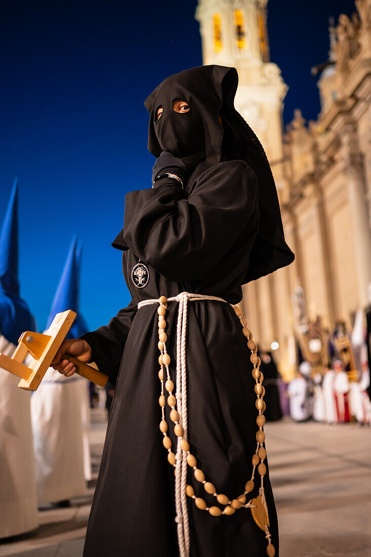 Prozession zur Verkündigung der Karwoche, die den Beginn der neun Tage der Passion auf der Plaza del Pilar in Zaragoza, Spanien, symbolisiert