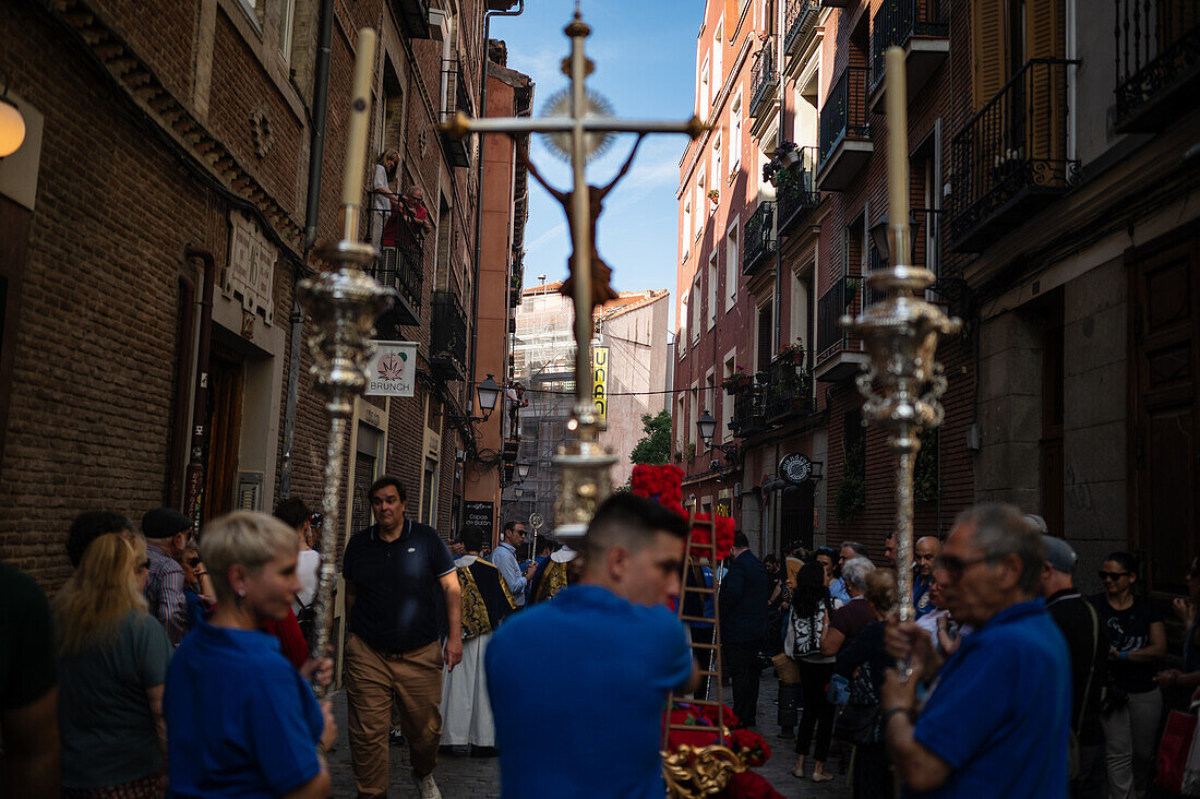 Zehnte Abfahrt des Cruz de Mayo, der Maikreuzprozession der Bruderschaft Jesus el Pobre, Madrid, Spanien.