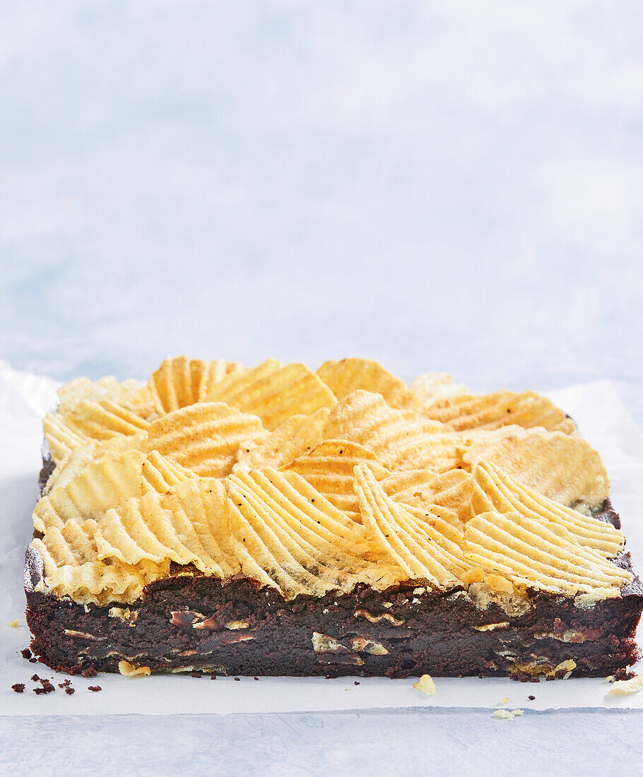 Schokoladen-Brownie mit Crinkle Cut Chips