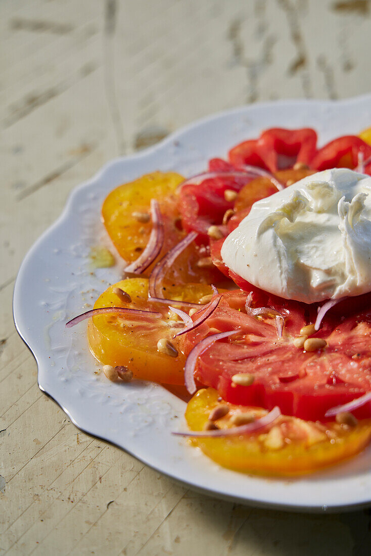 Bunter Tomatensalat mit Burrata und roten Zwiebeln