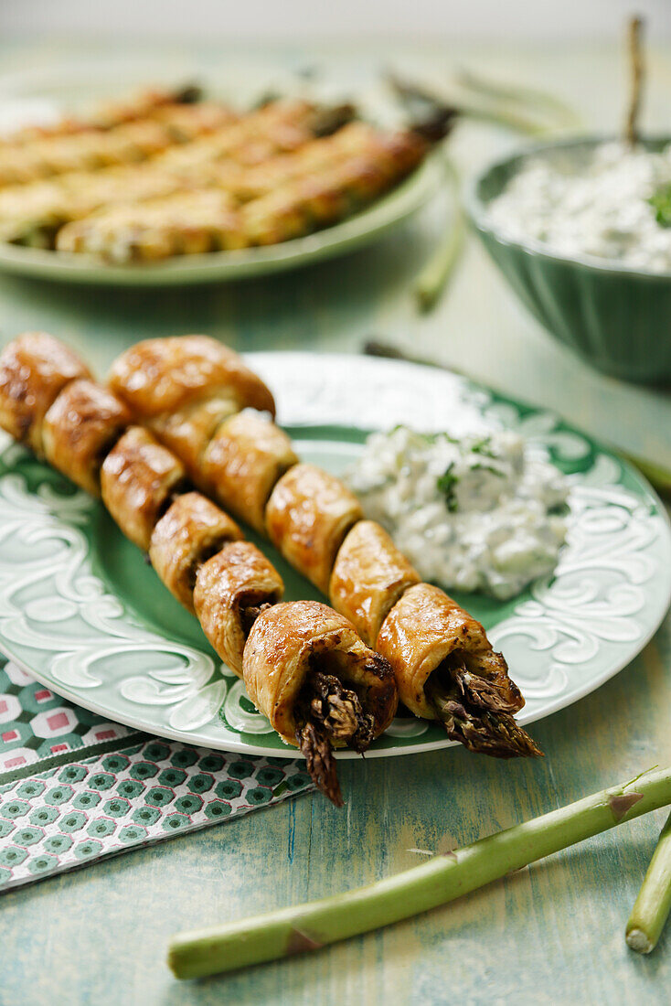 Spargel im Blätterteig mit Kräuterdip