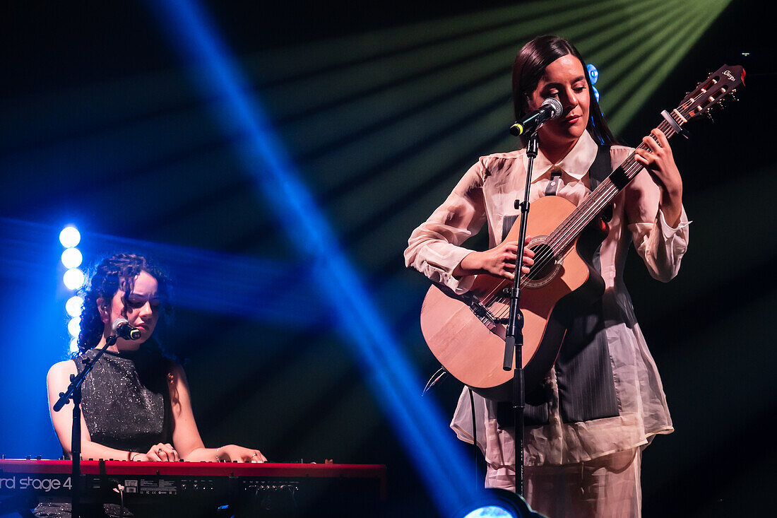 Valeria Castro, Gewinnerin der Preise für den besten Nachwuchskünstler und das beste Roots-Musik-Album, tritt live bei den MIN Independent Music Awards 2024 in Zaragoza, Spanien, auf.