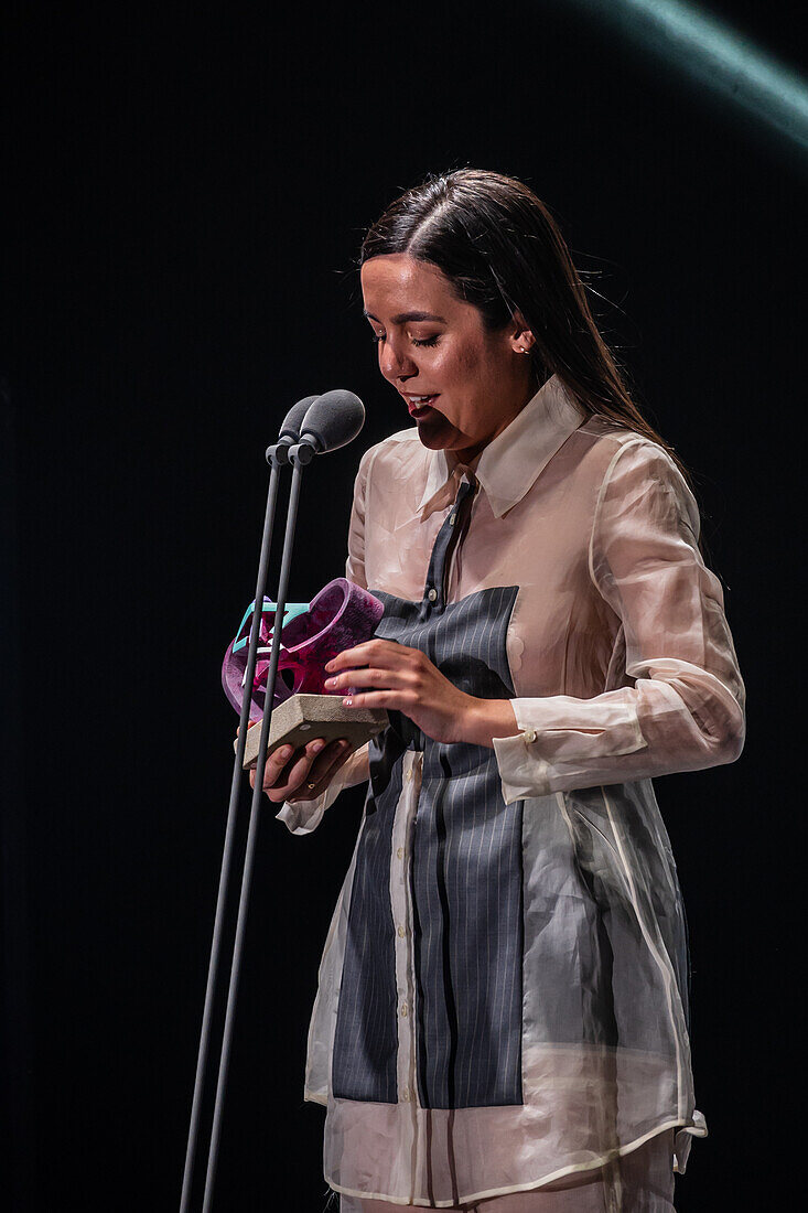 Valeria Castro, Gewinnerin der Preise für den besten Nachwuchskünstler und das beste Roots-Musik-Album bei den MIN Independent Music Awards 2024, Saragossa, Spanien