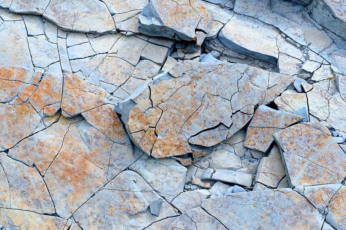 Durch Erosion zerklüfteter Felsboden. Yesa-Stausee. Aragonien, Spanien, Europa