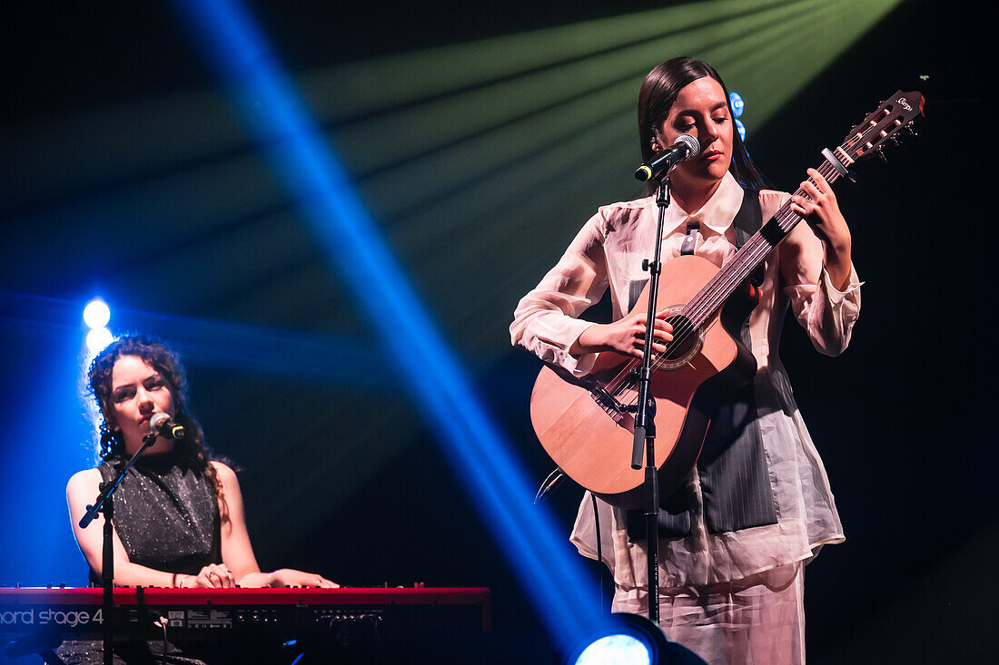 Valeria Castro, Gewinnerin der Preise für den besten Nachwuchskünstler und das beste Roots-Musik-Album, tritt live bei den MIN Independent Music Awards 2024 in Zaragoza, Spanien, auf.